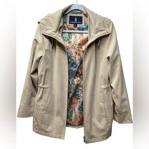 London Fog women’s short trench coat. Size Small. Tan/Camel